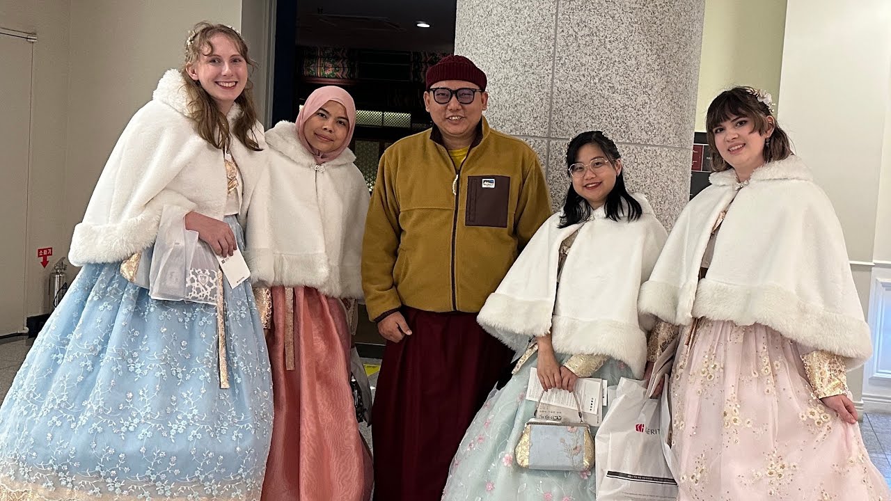 ཀོ་རི་ཡའི་རྒྱལ་ཁང་ལ་བསྐྱོད་པ། tour at Korean palace