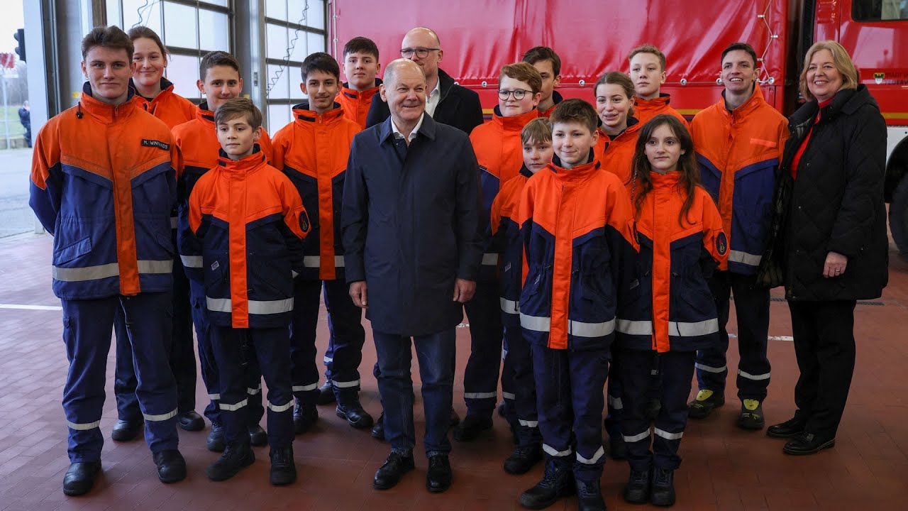 Olaf Scholz in Duisburg: Feuerwehr und Frauenfußball