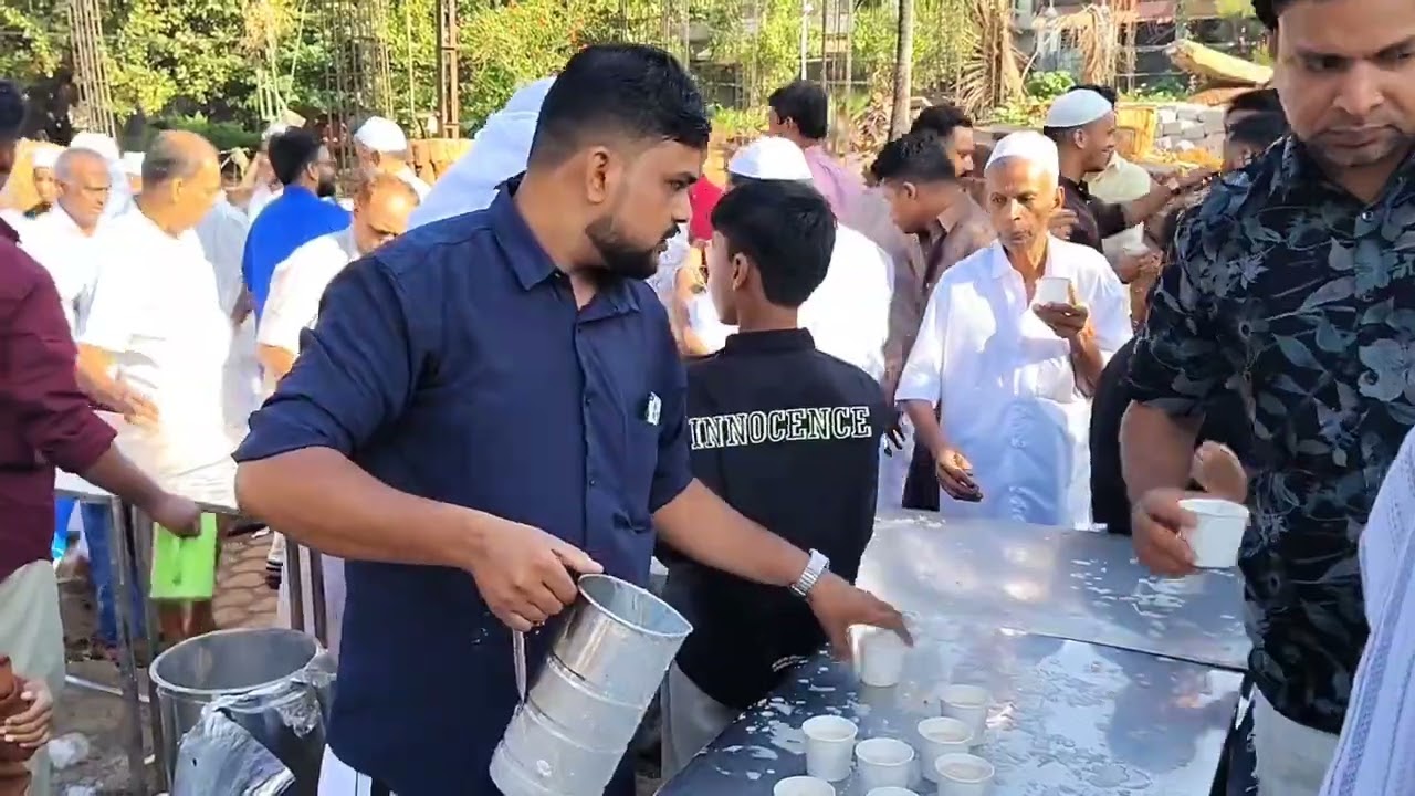 മൂന്നിയൂർ ആലിൻ ചുവട്  Skssf പായസവിതരണം