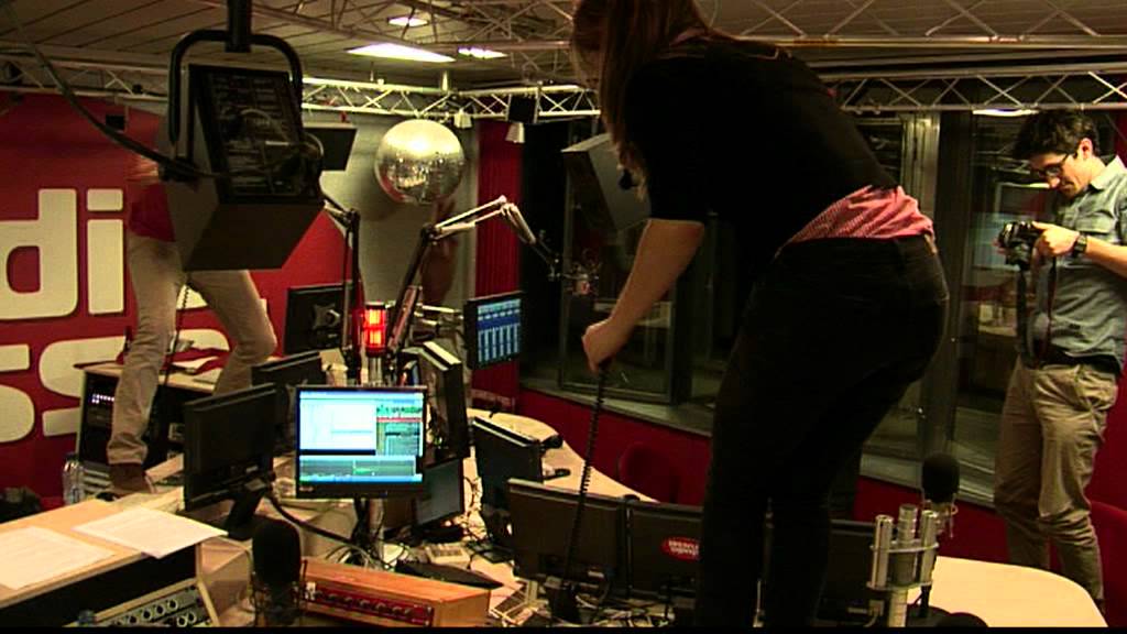 Studio Brussel: Charlotte Vandermeersch danst op tafel