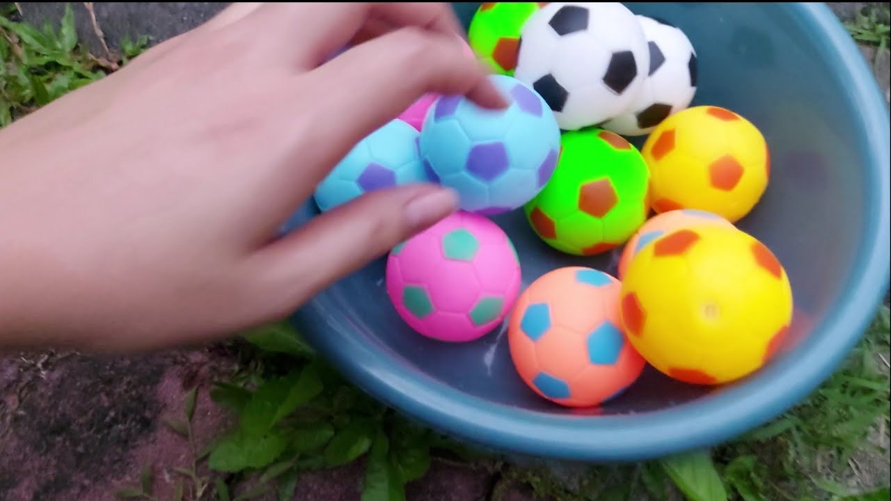 Mencari bola sepak , hunting bola warna-warni,  menemukan dan memecahkan balon warna-warni isi air