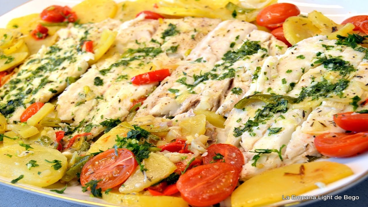 Filetes de Merluza al Horno con Patatas y Verduras. Receta Fácil de Pescado al horno.