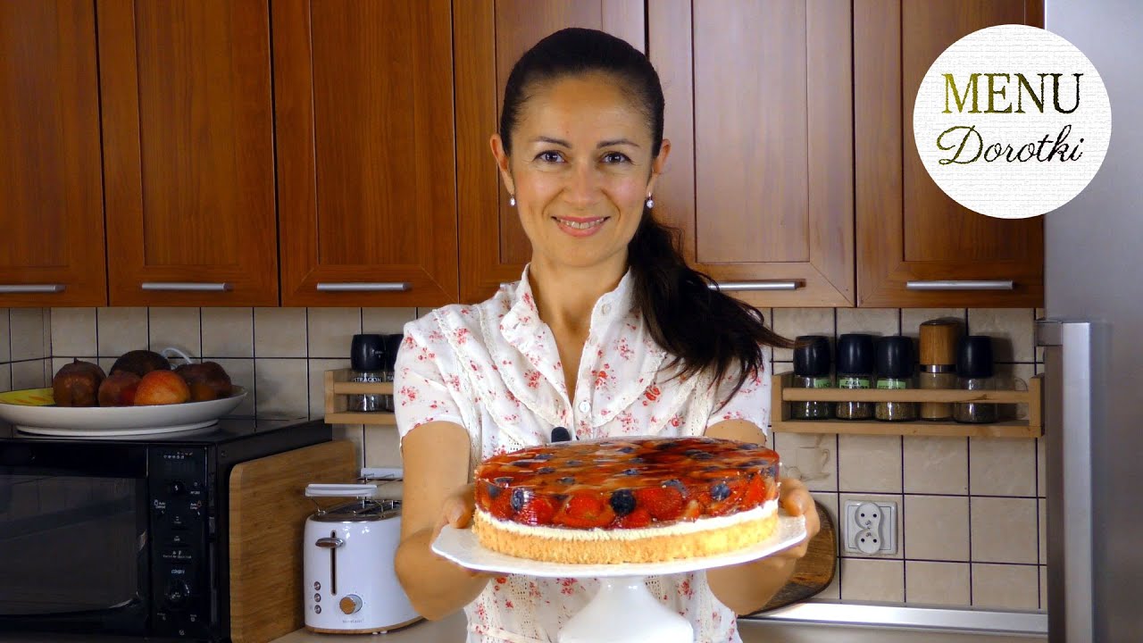 Biszkopt z truskawkami w galaretce z kremem. Przepis na szybkie i proste domowe ciasto. MENU Dorotki