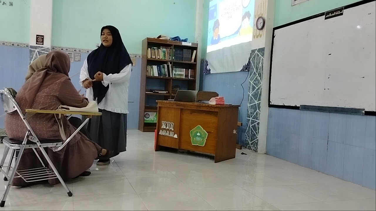 3 Mahasiswa praktek Microteaching. Model Pembelajaran: Cooperative Learning (video 2)