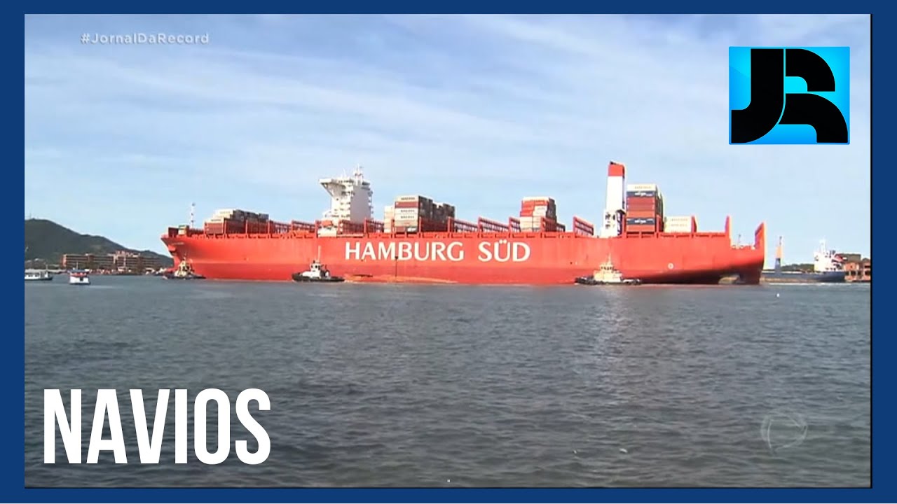 Conheça os profissionais que manobram navios no porto de Santos (SP)