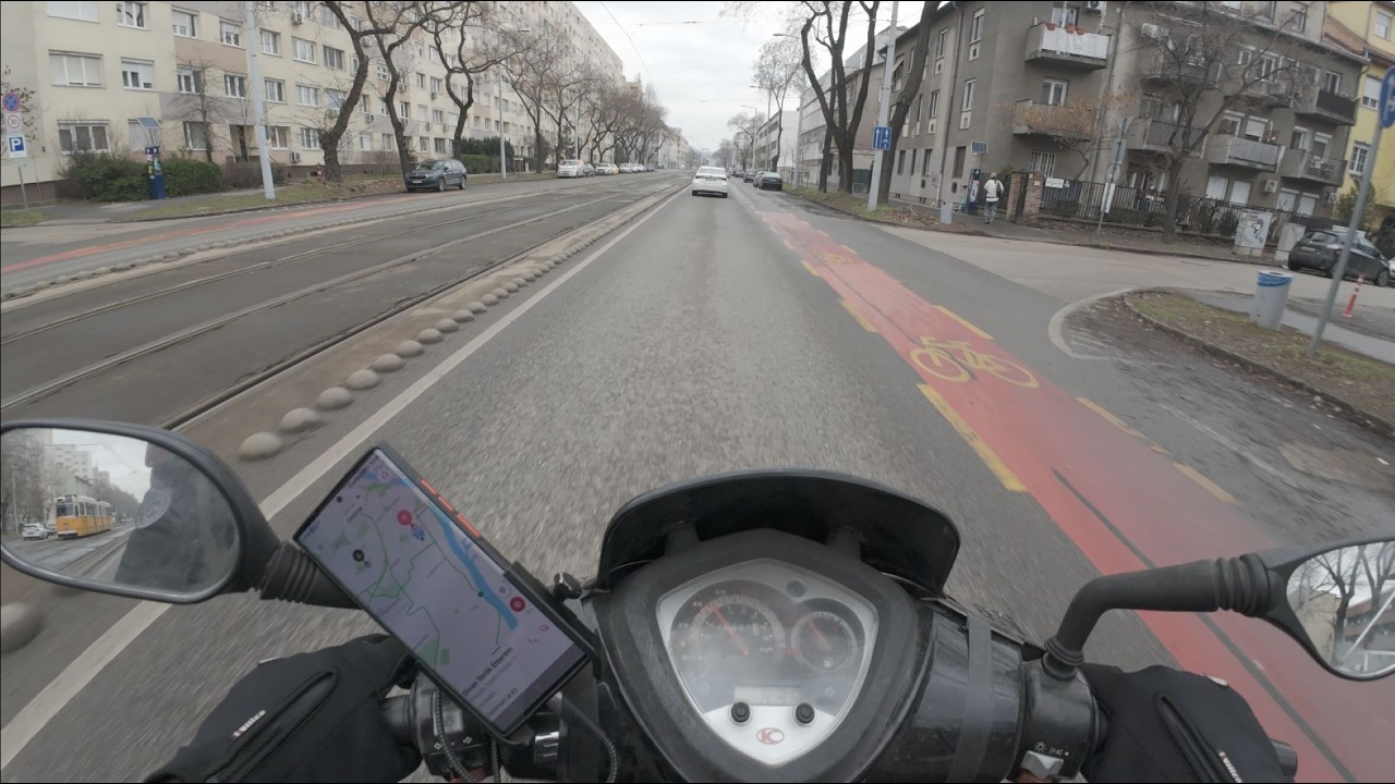 Kátyúk, dugók, gyorsételek: Robogós futár lettem! ( A scooter courier in Budapest) Part 1