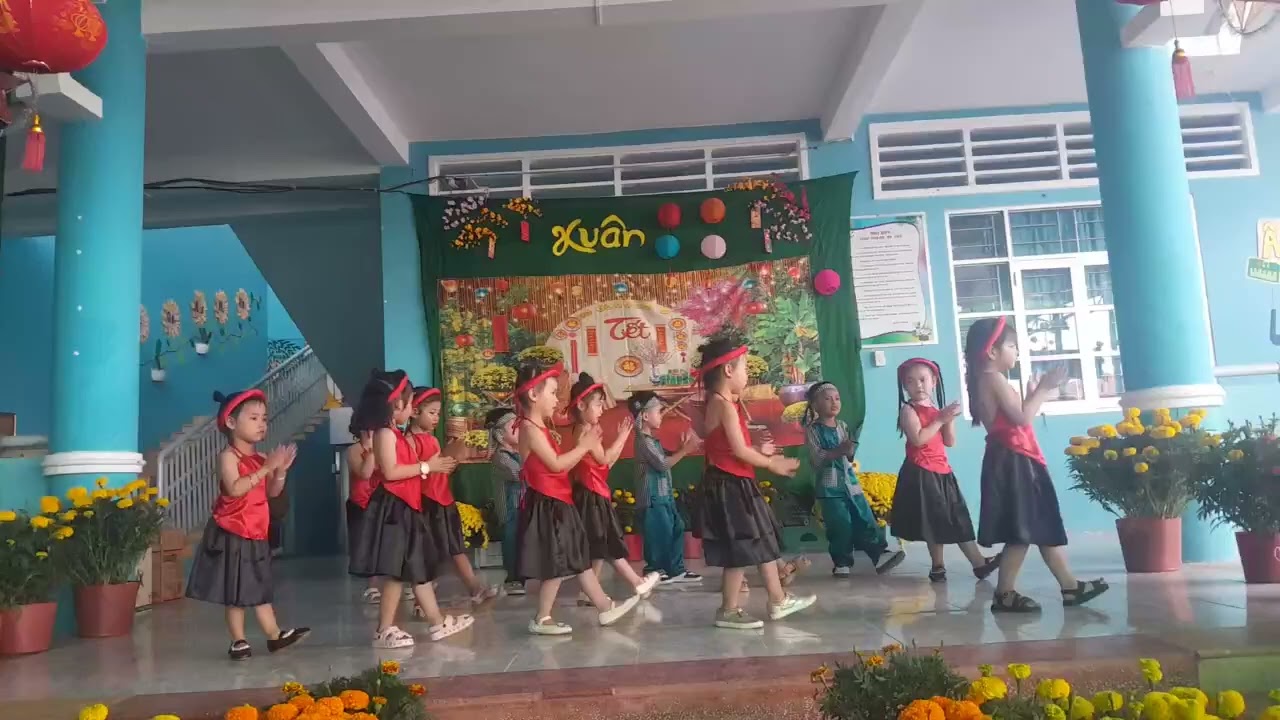 Múa tết của con trai 