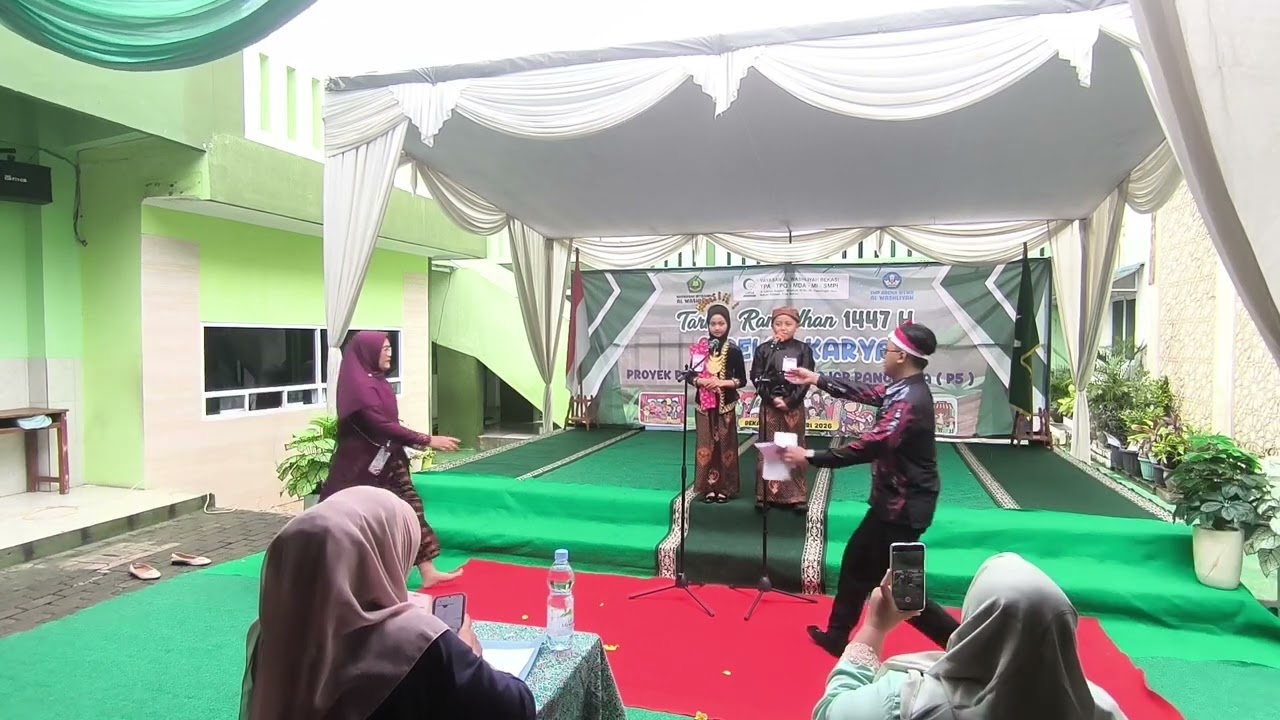 Penampilan Fashion Show dari Daerah Jawa Tengah