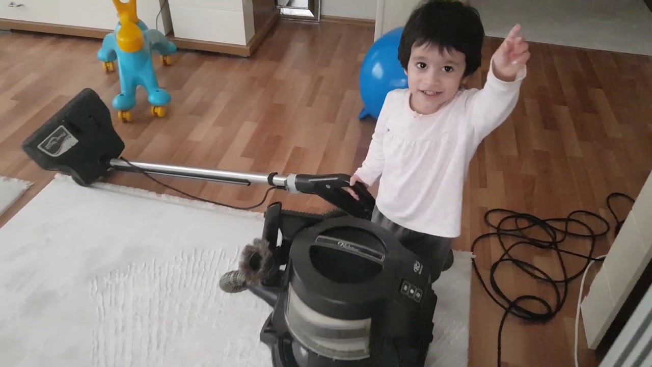 Oyuncak değil gerçek elektrikli süpürge ile ev süpürüyoruz | Eğlenceli Çocuk Videosu