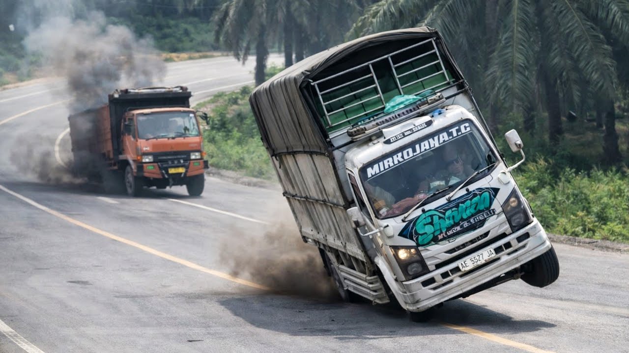 Ngeri || Truk Oleng Dan Hampir Menabrak Kendaraan Di Depannya