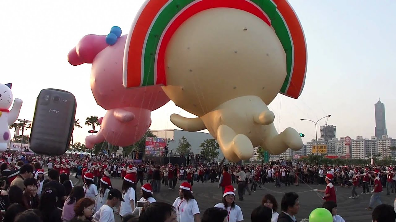 2010.12.25 夢時代大氣球遊行 (12) OPEN小將跟小桃KISS