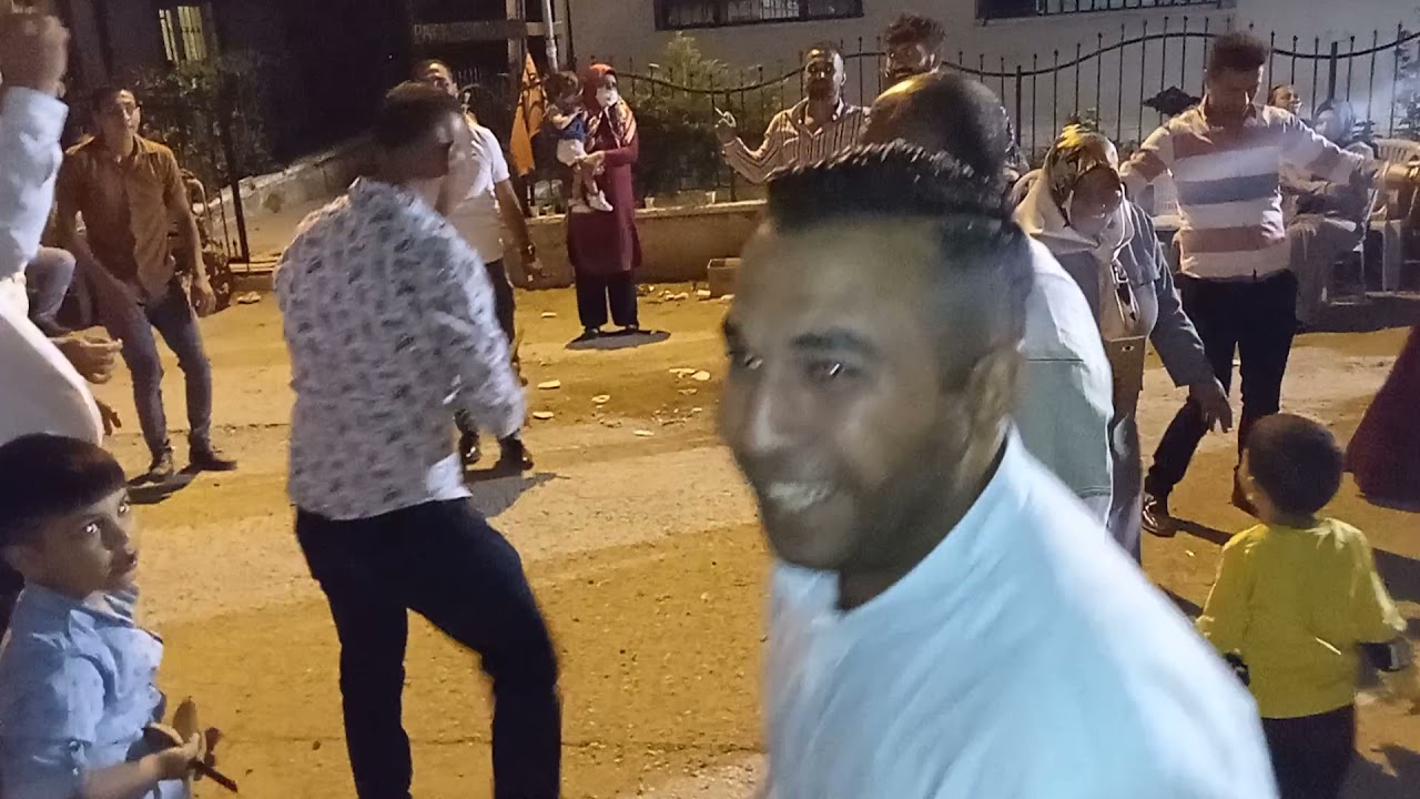 çubuklu Emrah çalar Türkmen bebeleri oynar Karapürçek