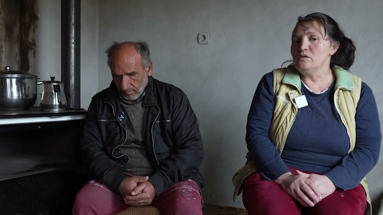 Gzim qunaj nga komuna e Prizrenit po hyn në shtëpi të re.