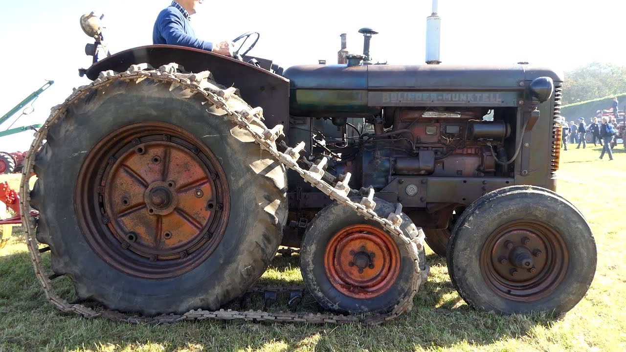 Bolinder Munktell BM 55 from 1953 on display w/ 2-Furrow Plough and iron tracks | DK Agriculture