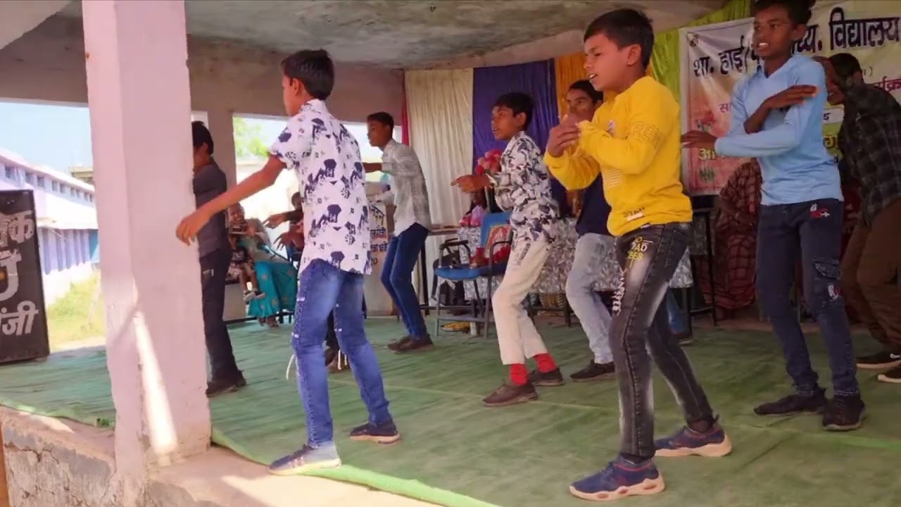 Chhota bacha Jaan ke dance by class 7th boys of  Govt middle school Gainji.