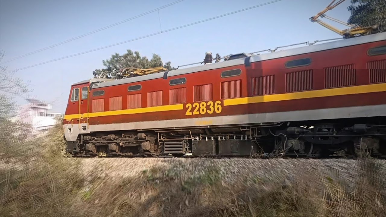 IZNE WAP 4 (22836) Crossing with Kashipur-Ramnagar Passenger (55305) | Indian Railways