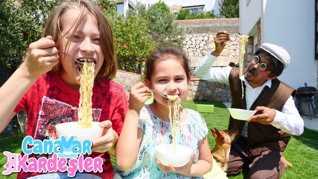 Çocuk videoları. Yemek yapma videosu! Canavar kardeşler. Selin, yemek için noodle yapıyor.