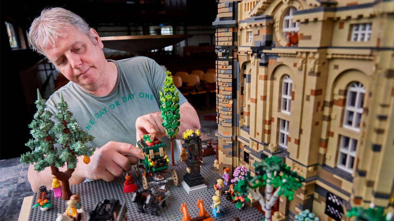 Edward Dasselaar in de Pniëlkerk met de Frauenkirche in Lego