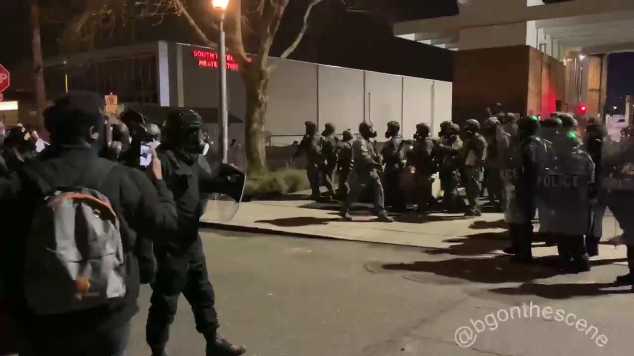 BREAKING NOW: Antifa Militants In RIOT GEAR Force Federal Officers To RETREAT Outside ICE Facility