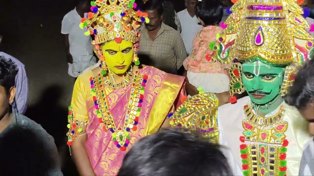ரதி மன்மதன் வேடம் பூண்டு கரகம் பாவிக்க செல்லும் காட்சி 