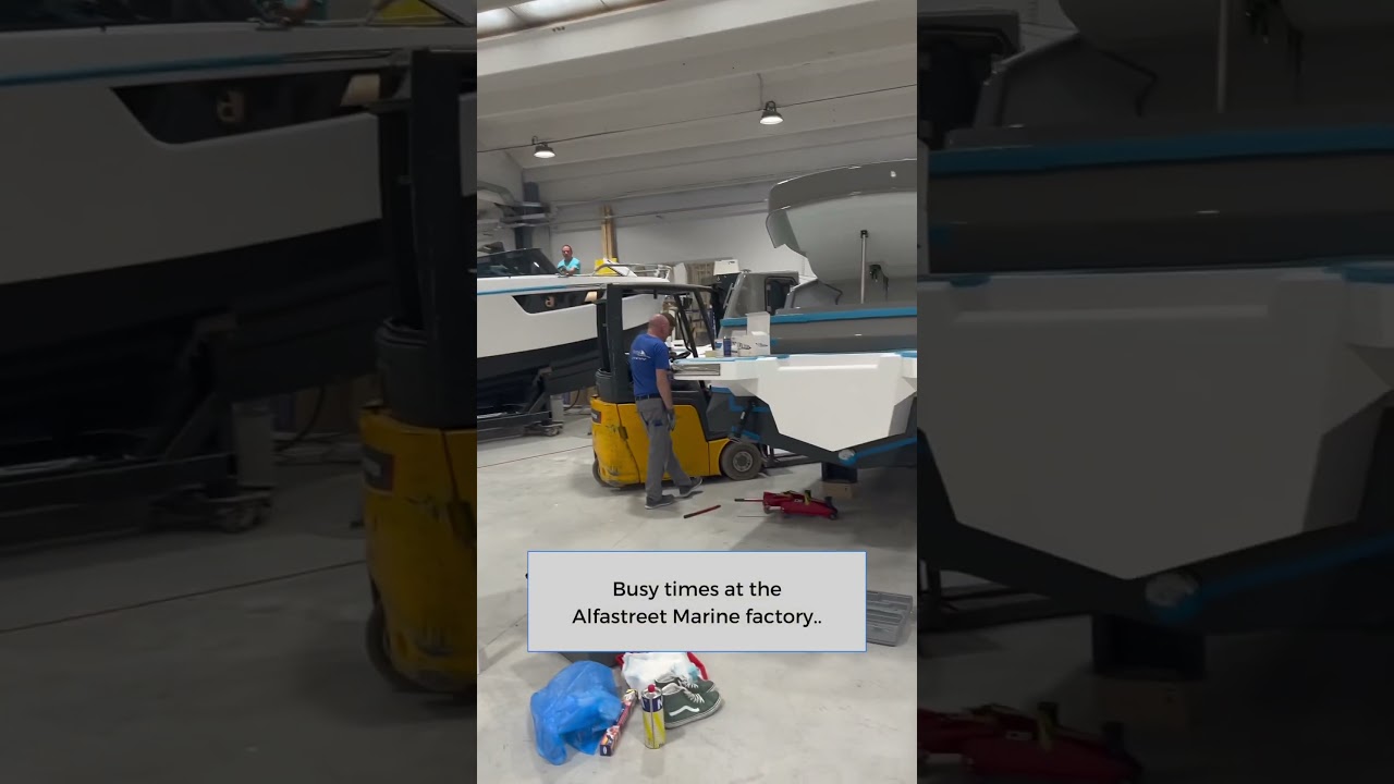Hull Maxx Factory Application / Alfastreet Marine 25 Cabin EVO
