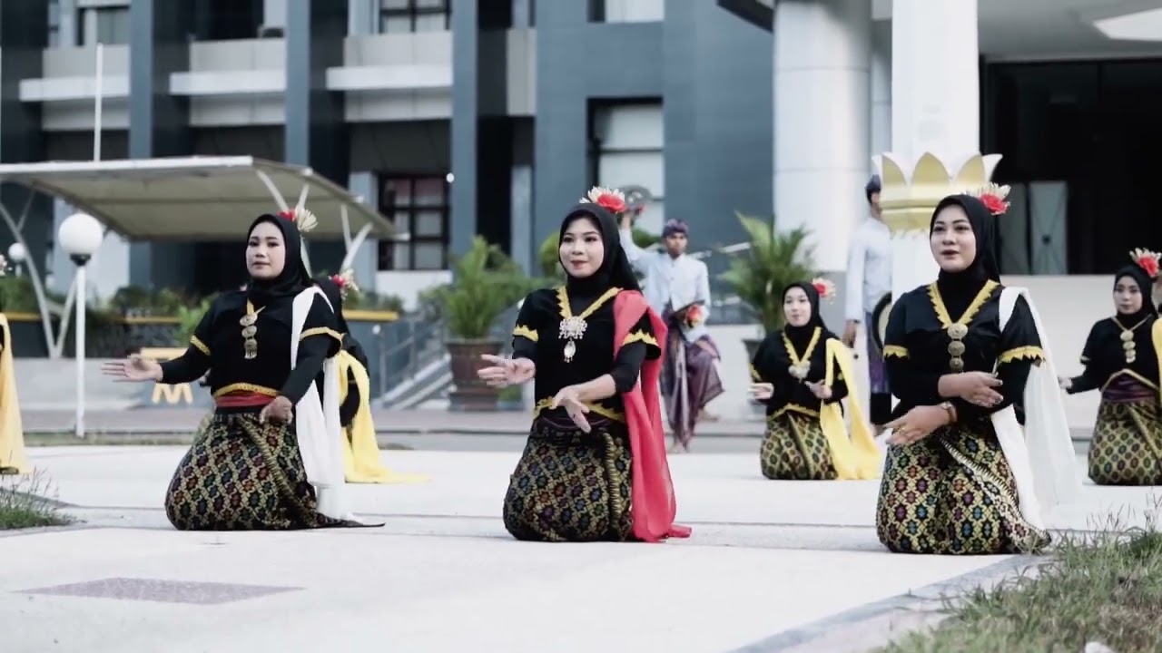 TARI NYESEK Kelompok 2 || 6E PGSD || UNIVERSITAS HAMZANWADI