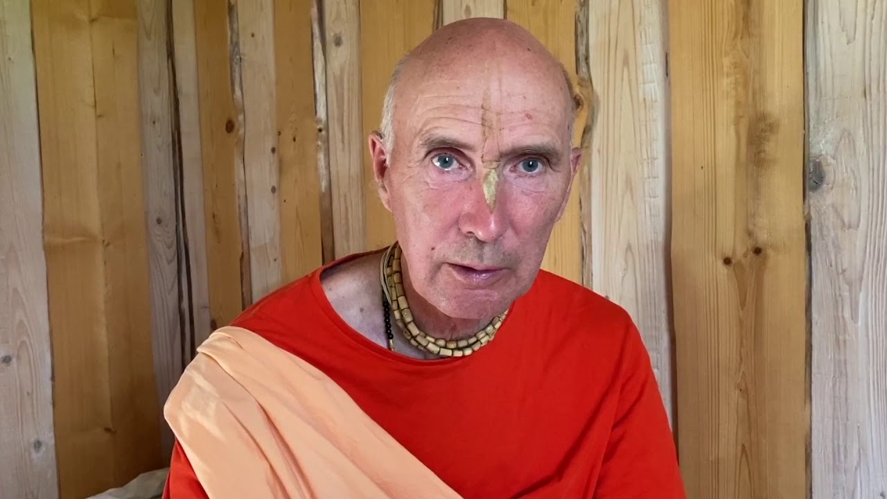 Smita Krishna Swami visar och berättar om hur hans lerhus byggdes på Almviks gård. (English transl.)