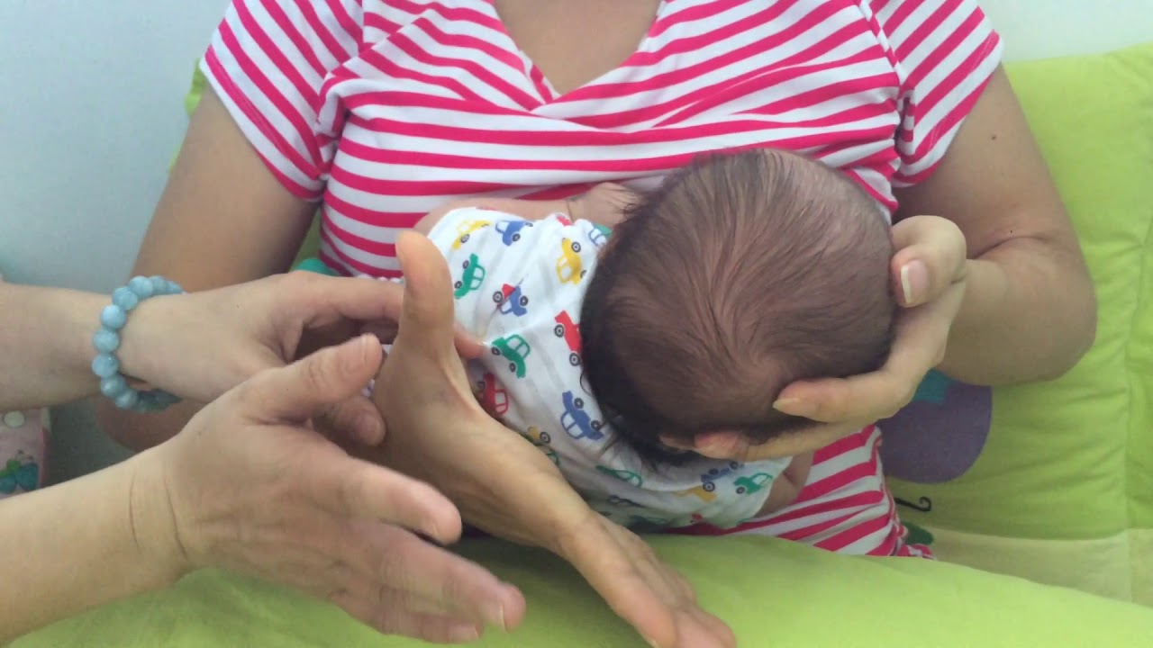 Tư thế bú ôm ru - Tư thế bú ôm chéo - Cross-cradle hold position