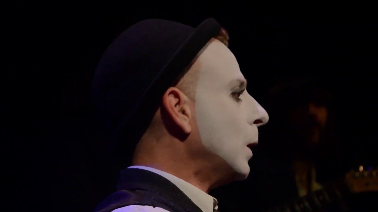 Man Plays The Saw  - David Splatt