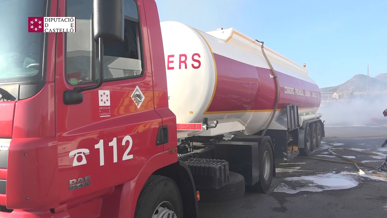 Los bomberos han controlado el incendio del almacén de una empresa de cítricos en la Vall d'Uixó