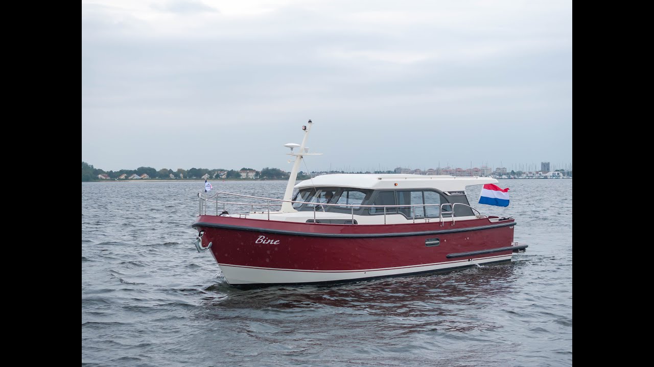 A RED LINSSEN 35 SL SEDAN 