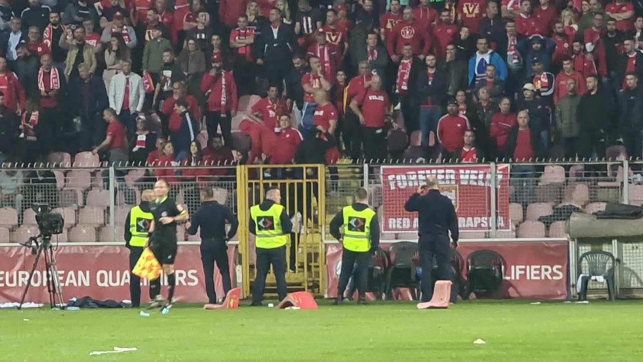 Navijaci Veleža kidaju stolice i ubacuju ostre predmete u teren