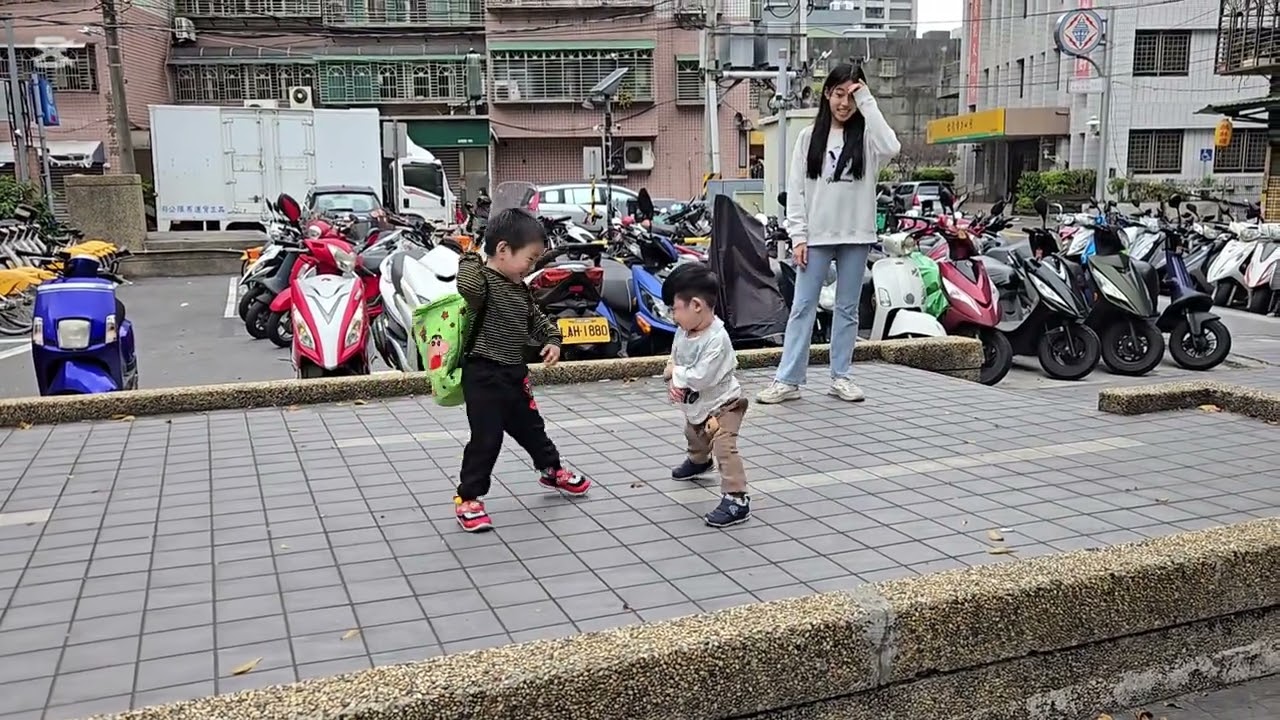 兒子在路邊找小弟弟尬舞XDDDD