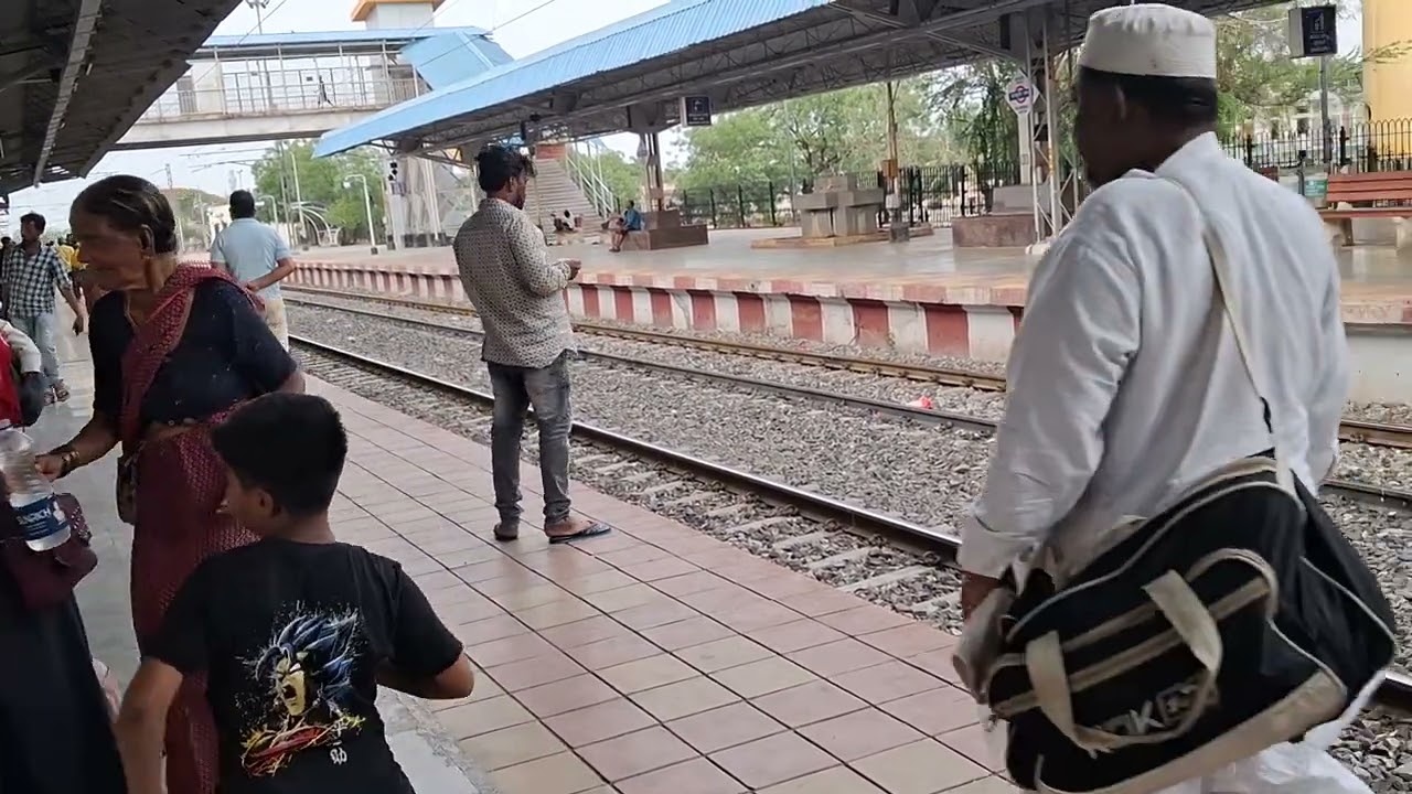 18519 Vishakhapatnam Lokmanya Tilak Terminus Express New Announcement At Kalaburagi Railway Station 