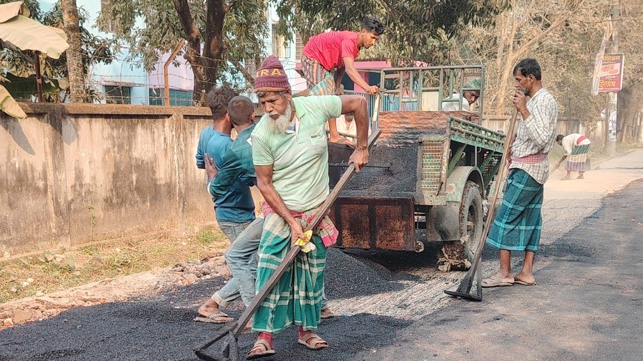 মাইজদী পুলিশ কেজি স্কুলের রোডে রিপারিং কারপিটিং কাজ চলমান