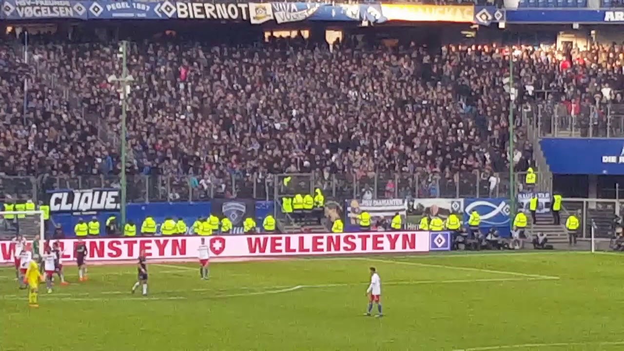 Abstiegsfeier des HSV im Gästeblock der Hertha
