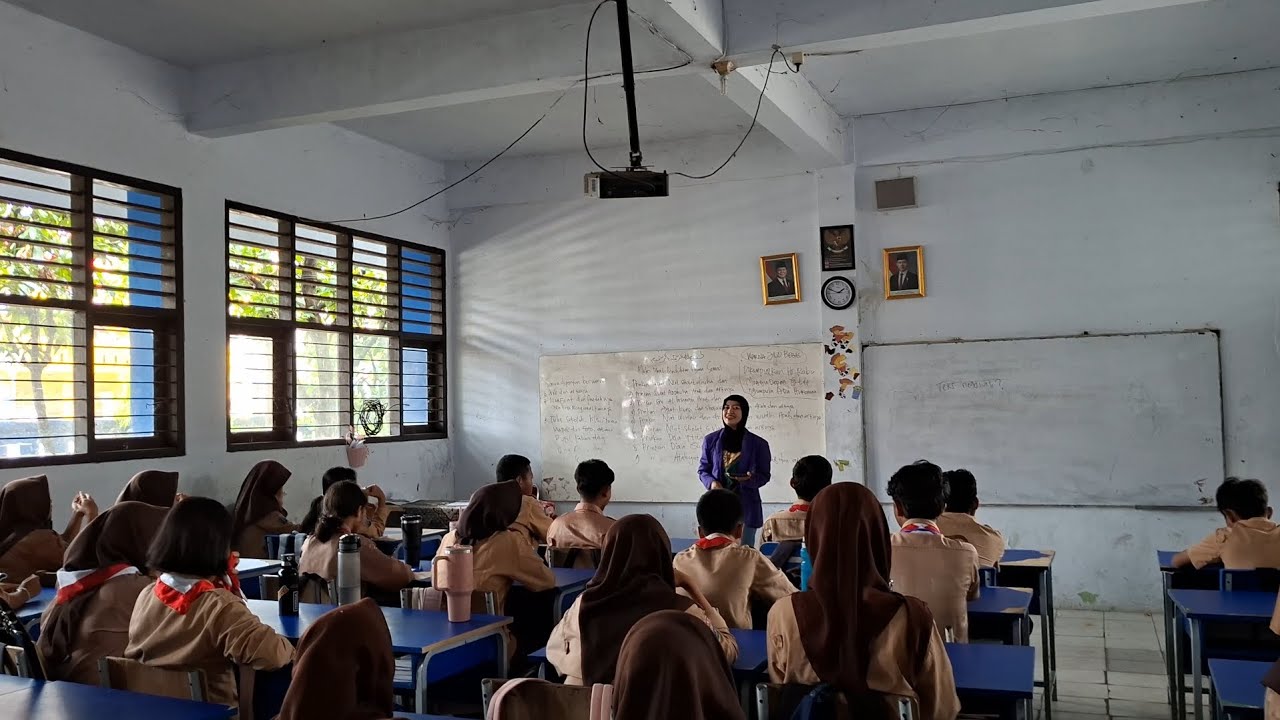 PRAKTIK PEMBELJARAN BAHASA INDONESIA MENGGUNAKAN METODE PEMBELAJARAN ROLE PLAY, SMP KELAS 8