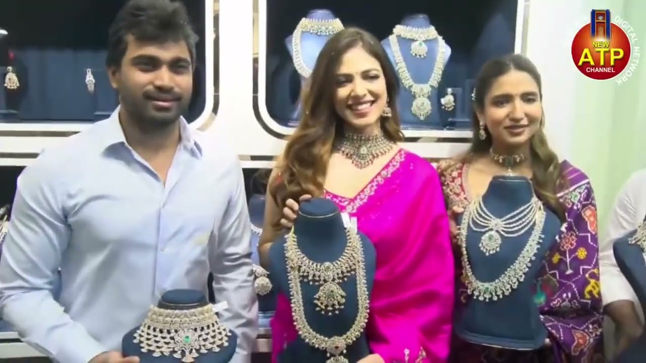 అనంతపురంలో గోయాజ్ సిల్వర్ జ్యువలరీ ప్రారంభోత్సవంలోపాల్గొన్న సినీనటిమాళవికమోహన్ MLA దగ్గుపాటి ప్రసాద్