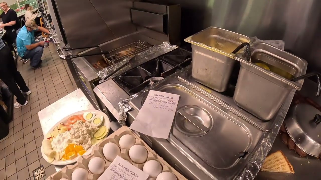 В ресторане для завтраков: смотрите, как разогревается гриль! 🍳🔥