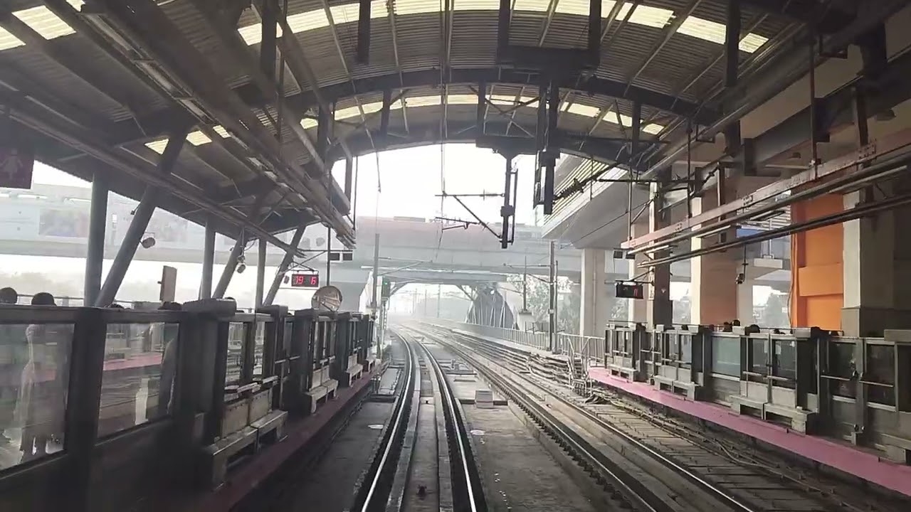 Loco pilot ko metro chalate time kya dikhta hai #metro #train #delhimetro #viralshort #ytstudioes 