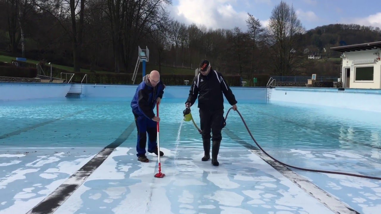 Vorbereitungen auf die Freibadsaison im Schwimmbad Am Erleborn in Homberg’