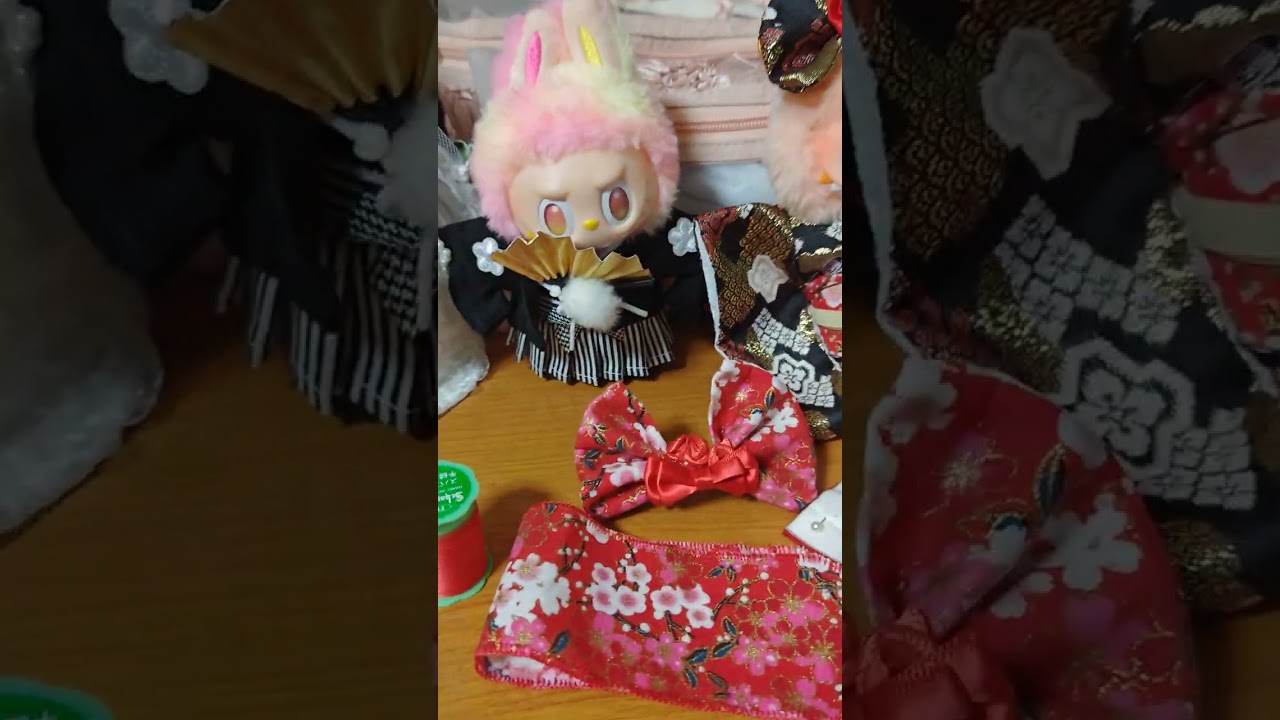 赤い着物を縫っています。