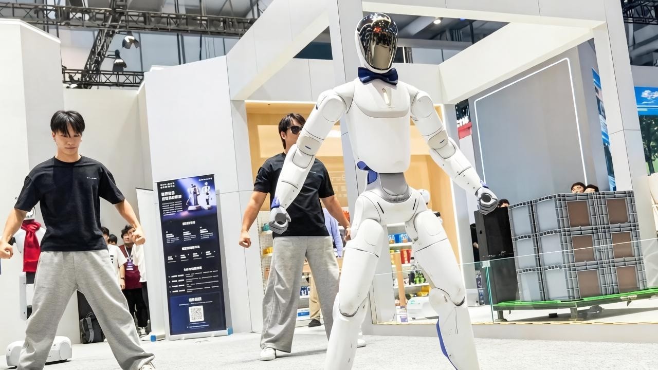 GALBOT ET1 Humanoid Robot Has Learned to Dance With People
