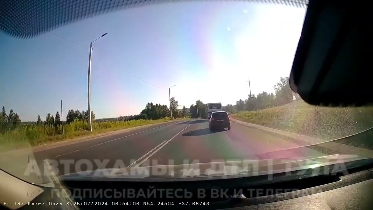 В Туле нарушитель на легковушке едва не отправил автобус в кювет
