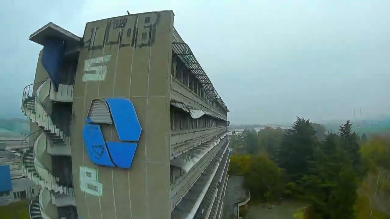 Flying over the palace FPV