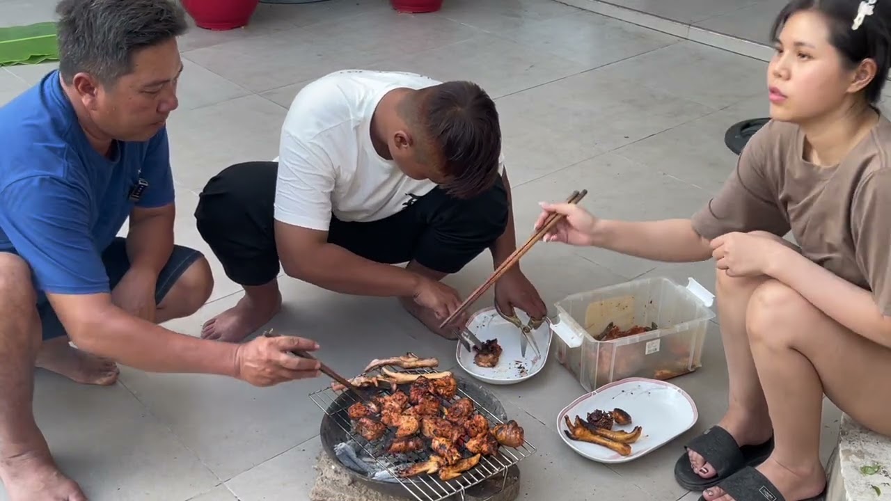 Vui cùng các cháu mùng 4 Tết với món gà nướng và ếch tôm nướng 