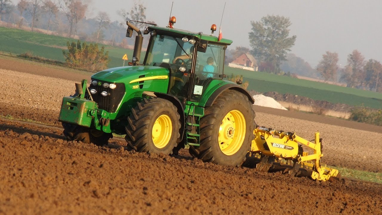 John Deere 7830 z pługiem dłutowym Bednar Terraland w uprawie po burakach