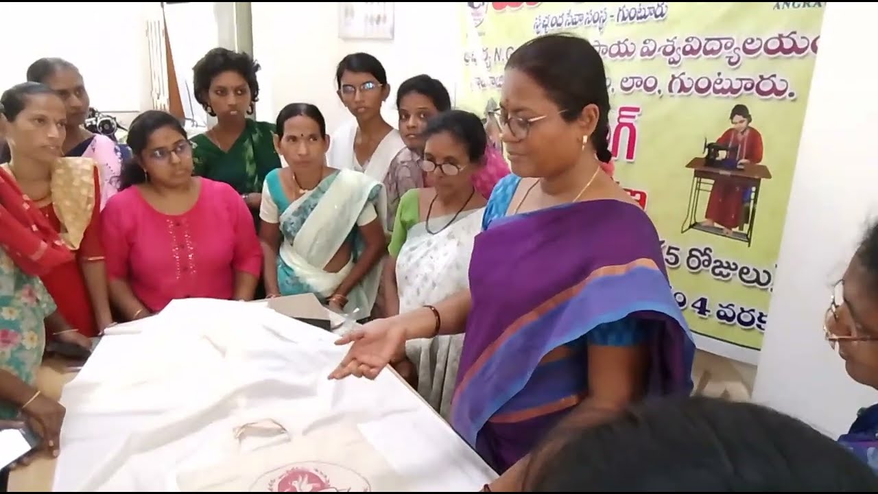 మహిళలకు టైలరింగ్ శిక్షణ ఇస్తున్న  డాక్టర్. పూర్ణిమ గారు NG రంగా సామాజిక విజ్ఞాన కళాశాల లాం గుంటూరు