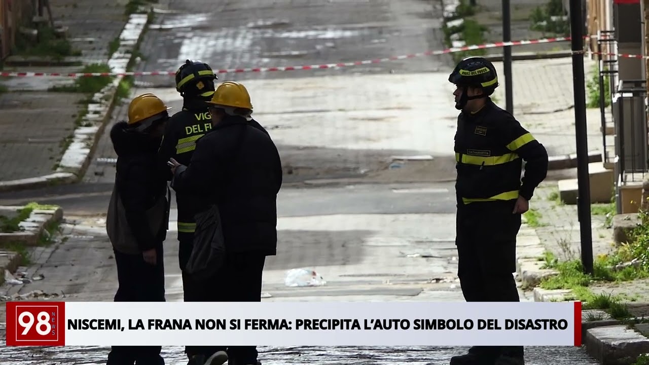 NISCEMI, LA FRANA NON SI FERMA PRECIPITA L’AUTO SIMBOLO DEL DISASTRO