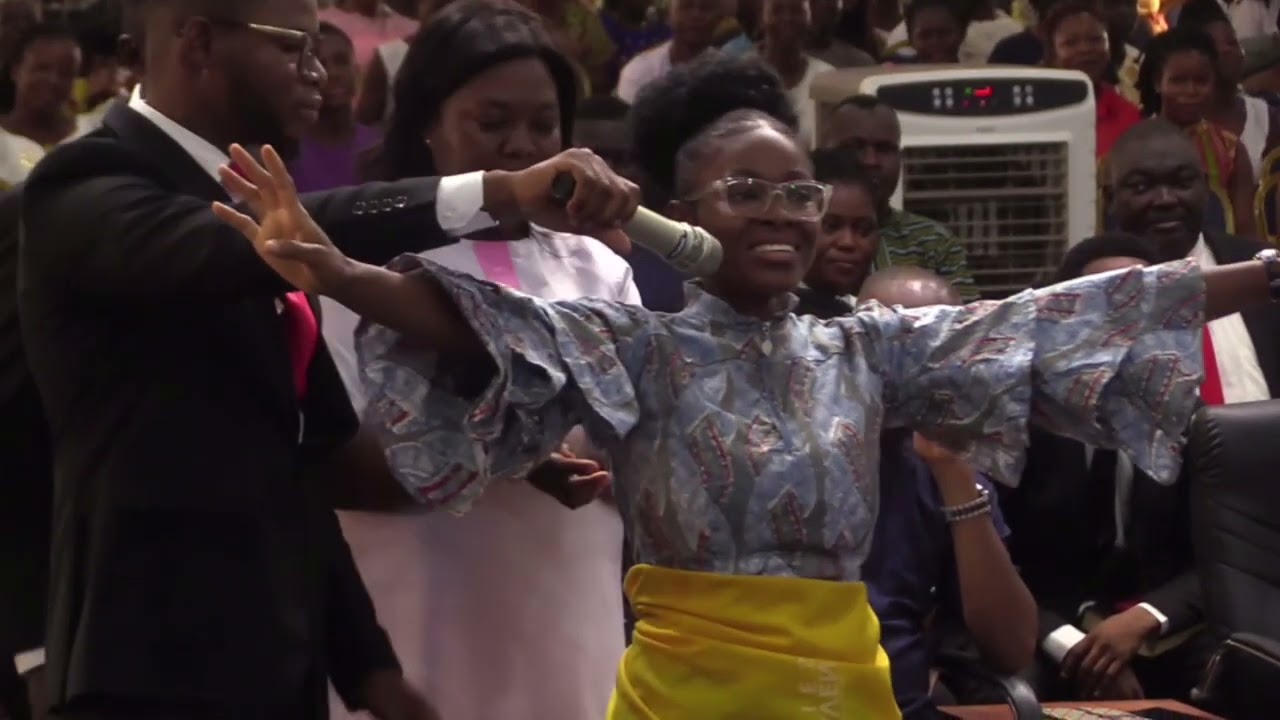 THE LADY I PROPHESY ABOUT HER EVERYTHING,TO AN EXTENT I WAS SPEAKING HER TONGUED I DON’T  KNOW.